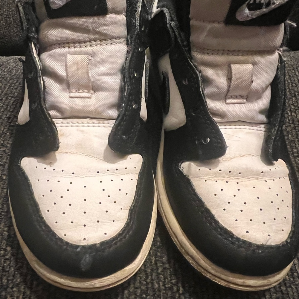 Pre~loved Nike Kids Black and White Sneakers AKA Dunk low. - Picture 4 of 8